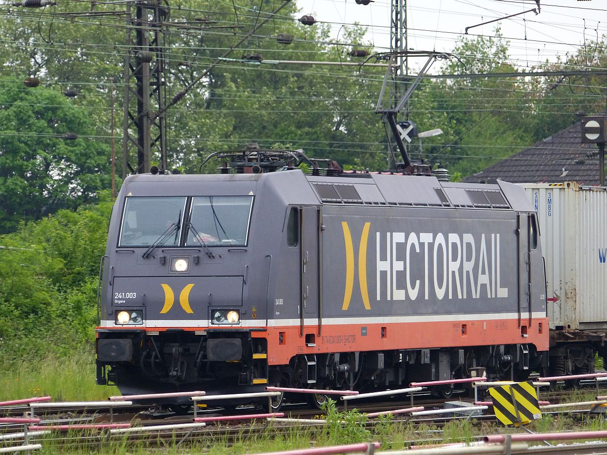 Hector Rail Lok 241 003 (91 74 6 241 003-1 S-HCTOR) G�terbahnhof Oberhausen West, Deutschland 18-05-2017.

Hector Rail loc 241 003 (91 74 6 241 003-1 S-HCTOR) goederenstation Oberhausen West, Duitsland 18-05-2017.