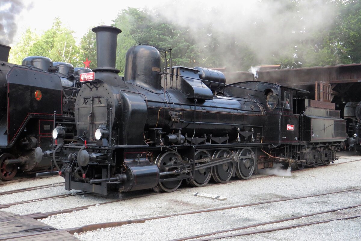 HELIKON 414 096 steht am 11 Juni 2022 ins Eisenbahnmuseum von Luzna u Rakovnika. 