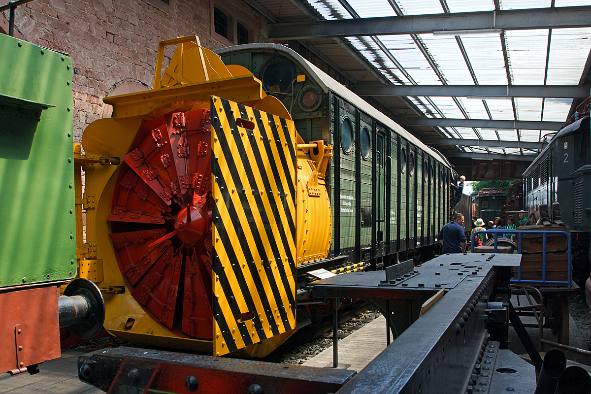 
Henschel-Dampfschneeschleuder ex 30 80 DB 947 5 160-6 Schneeschleuder 834, ex Wpt 6410, am 31.05.2014 im DGEG Eisenbahnmuseum Neustadt/Weinstrae (Pfalzbahn - Museum). 

Die Schneeschleuder wurde 1942 bei Henschel & Sohn unter der Fabriknummer 27149 gebaut. Diese Schneeschleudern haben keinen eigenen Antrieb, die Leistung des Dampfkessels wurde voll und ganz fr den Antrieb des groen Schleuderrades bentigt. Sie wurde daher von einer oder mehreren Schublokomotiven bewegt und gegen den Schnee gedrckt.  

Die mit den Baujahren 1941/42 herausgebrachten Schneeschleudern stellten die Fortentwicklung der Vorlieferung dar. Damit die Schneeschleuder auch auf Strecken fr geringeren Achsdruck (bis zu 13 t) eingesetzt werden konnte, wurde 1941/42 die sechsachsige Bauart als Einheitsbauart eingefhrt. Sie war mit einer stehenden Vierzylinder-Dampfmaschine als Antriebsorgan fr das Schleuderrad ausgerstet, welche seinerzeit von der Firma Schichau, Elbing, entwickelt wurde.  

Jede Schneeschleuder bestand aus folgenden Hauptteilen:
2 dreiachsige Drehgestelle, deren vorderes zustzlich den Eisbrecher trgt,
Hauptrahmen, mit Wagenkastenaufbau, an dessen vorderem Ende sich das Schleuderradgehuse befindet,
Dampfkessel mit Speisevorrichtungen und allen notwendigen Armaturen,
Dampfmaschine zum Antrieb des Schleuderrades,
Drucklufterzeugungsanlage fr die Bettigung der Seitenflgel, Bodenschaufel und Eisbrecher,
Schneerumgerte (Schleuderrad, Seitenflgel, Bodenschaufel, Eisbrecher),
Luftdruckbremse, Tender.


Technische Daten der Schneeschleuder:
Spurweite: 1.435 mm
Lnge ber Puffer: 22.300 mm
Drehzapfenabstend: 16.800 mm
Raddurchmesser: 850 mm
Grte Hhe : 4.250 mm
Grte Breite:  3.130 mm
Dienstgewicht: 64 t (ohne Tender)
Hchstgeschwindigkeit: 65 km/h
Schleuderraddurchmesser: 2.900 mm
Schleuderraddrehzahl: 120 - 160 U/min
Dampfmaschine: 4 Zylinder, stehend
Zylinderdurchmesser: 280 mm
Kolbenhub: 280 mm
Umlaufzahl: 500 - 550 U/min
Gewicht der Dampfmaschine einschl. Zahnradvorgelege und Schleuderradwelle 10.730 kg
Das Drehmoment der Kurbelwelle wurde durch ein Stirnradvorgelege (bersetzung 1:3,3) auf die Schleuderradwelle bertragen. 
Die Leistung der Dampfmaschine betrug ca.: 700 PS.
Kesselberdruck: 13 bar
Tender: 2´2´T26 
Tendergewicht: 49 t 
Wasservorrat: 26 m 
Kohlevorrat: 8 t
