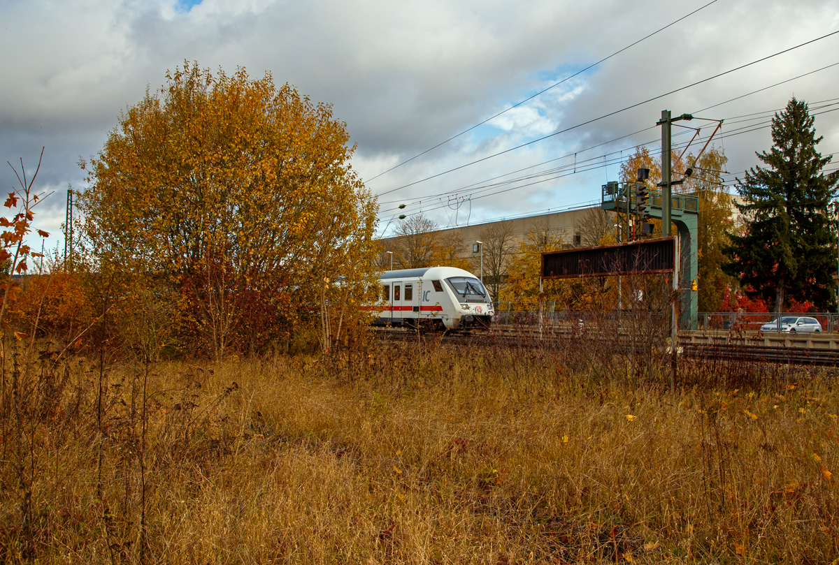 Herbstzeit auf der Geislinger Steige...
Steuerwagenvoraus fährt ein IC am 26.10.2021 durch Amstetten (Württ) in Richtung Ulm.
