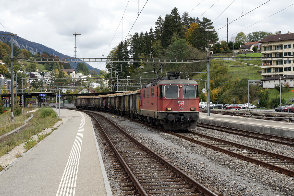 HERBSTZEIT IST ZUCKERRBENZEIT
SBB: Am 9. Oktober 2017 brachte die Re 4/4 11315 die Rben aus dem Kanton Jura zur Zuckerfabrik Aarberg. Die Aufnahme entstand anlsslich der Bahnhofsdurchfahrt Moutier.
Foto: Walter Ruetsch