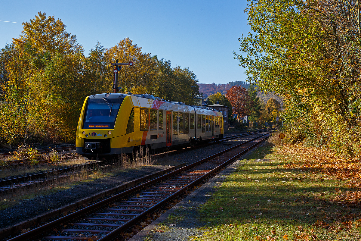 Herbstzeit oder Indian Summer in Herdorf..... 
Der VT 507 (95 80 1648 107-8 D-HEB / 95 80 1648 607-7 D-HEB) der HLB (Hessische Landesbahn GmbH), ein Alstom Coradia LINT 41 der neuen Generation, erreicht am 26.10.2021 den Bahnhof Herdorf. Er fährt als RB 96  Hellertalbahn  die Verbindung Betzdorf - Herdorf – Neunkirchen.

Einen lieben Gruß an den netten Tf zurück.