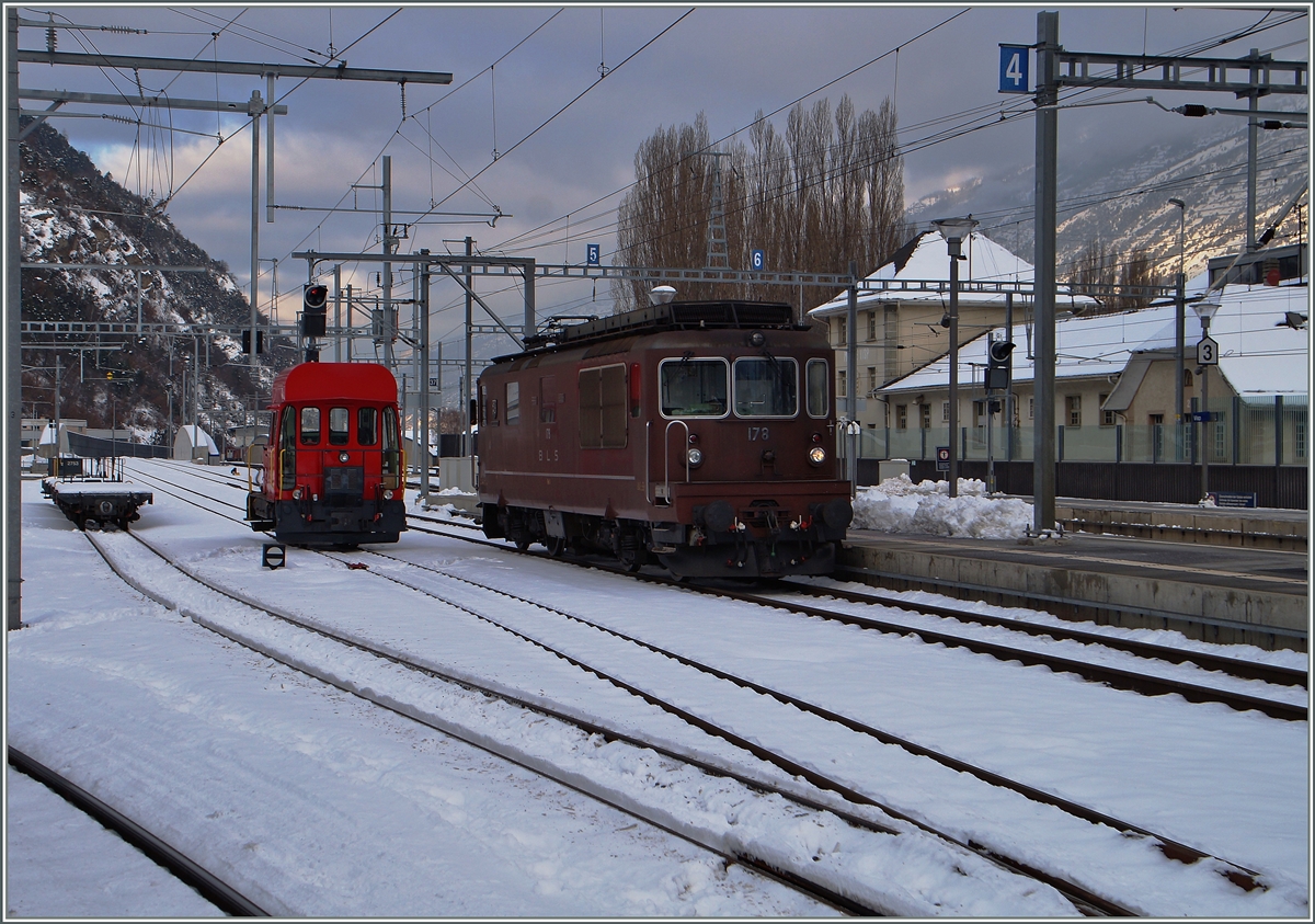 Hier rollt die BLS Re 4/4 ihrer (nicht zu sehenden)  Last-Mile  187 entgegen.
28. Jan. 2015