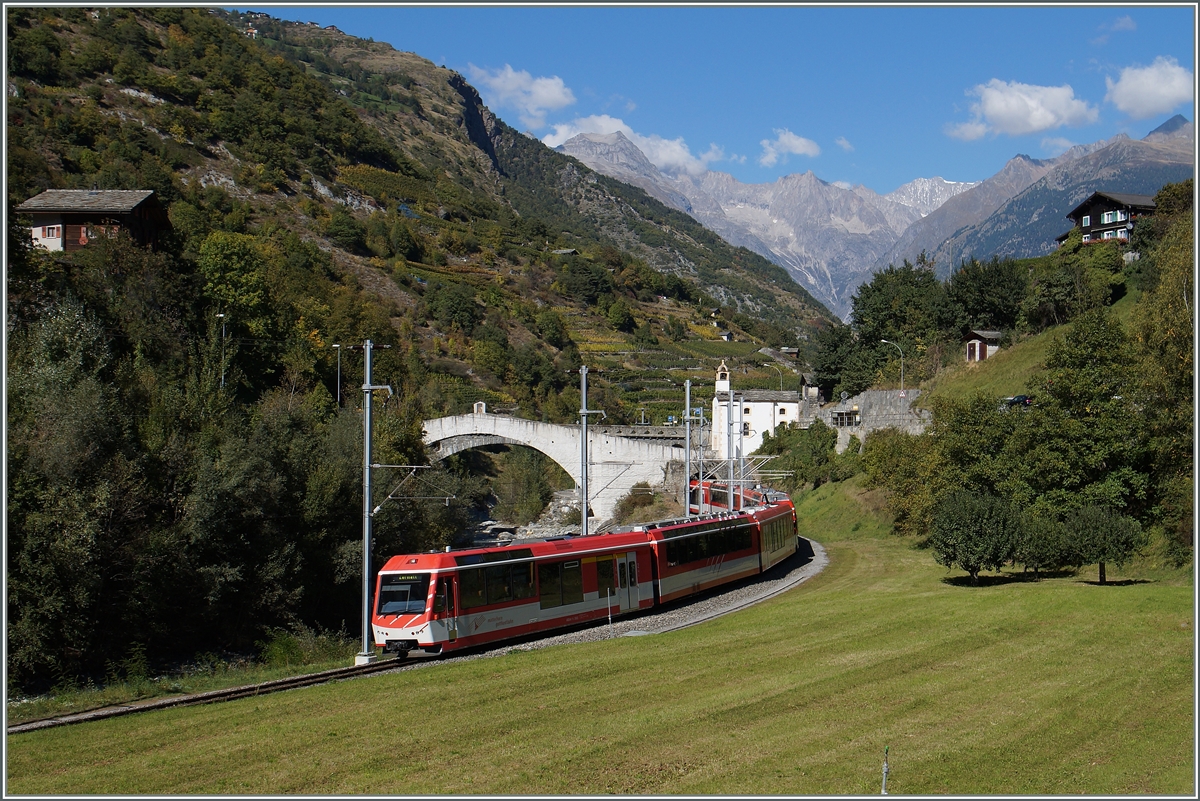 Hier zeigt sich der MGB  Komet  schon etwas mehr, aber diskret im Schatten, so dass der Blick ungestört durch die Landschaft schweifen kann.
Neubrück, den 30. Sept. 2015 