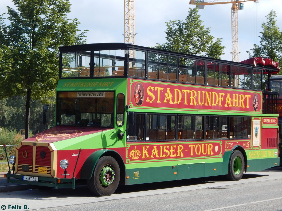  Historischer  Doppeldecker von Kaiser-Tour aus Deutschland in Potsdam.