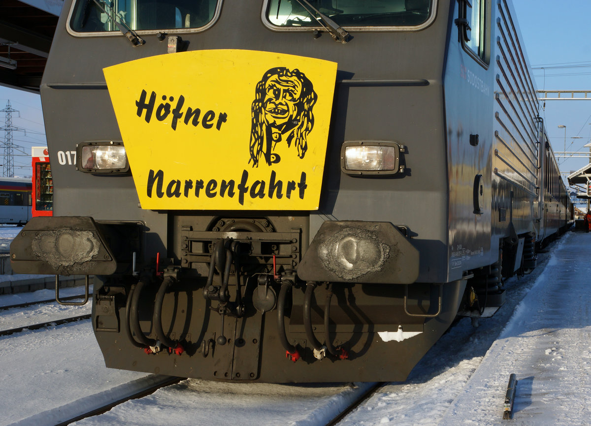 Höfner Narrenfahrt 2017
SOB: Die Fasnacht 2017 wurde am 6. Januar 2017 mit der 40. Höfner Narrenfahrt eröffnet. Diese Fahrt ins Blaue, die jedes Jahr am Dreikönigstag durchgeführt wird, begann um 12:30h in Wollerau und führte bei herrlichem Winterwetter bis nach Urdorf Weihermatt, wo der Narrenzug pünktlich um 15:08h eintraf.
In Samstagern kam es dank einem Eisenbahnfreund zu einer weiteren seltenen Begegnung zwischen dem Vorbild und dem Modell. Eine weitere Aufnahme zu diesem Thema wurde unter Bahnbilder.de eingestellt.
Foto: Walter Ruetsch