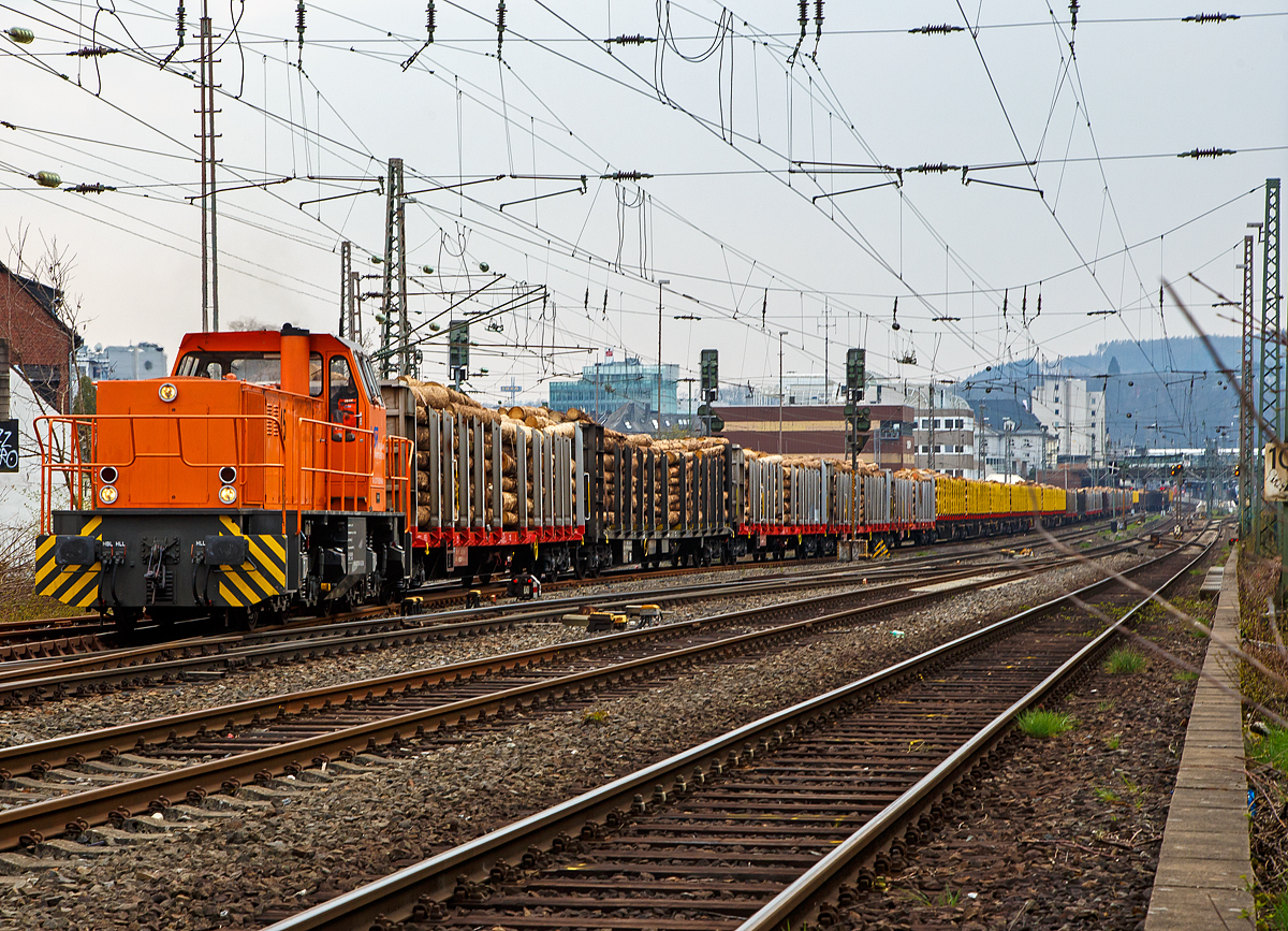 Holztransport im Siegerland:
Gewaltige Forstschäden an dem kompletten Fichtenbestand durch den Borkenkäfer sind in der Region zu beobachten. Mit der Abholzung kommt man nicht hinterher. Zuvor konnte ich die Zusammenstellung des Zuges in Siegen-Eintracht auf dem Betriebsgelände der KSW (Eisern-Siegener Eisenbahn NE 437) beobachten. 

Nun (am 21.04.2021) fahren zwei Loks der Kreisbahn Siegen-Wittgenstein, die KSW 44 und 45, im Nachschiebetrieb mit dem sehr langen Holzzug durch Siegen und biegen gleich in Richtung Dillenburg ab. Vorn als Zuglok die KSW 45 (98 80 0276 016-9 D-KSW), eine MaK G 1204 BB. Die nachschiebende KSW 44 (92 80 1271 004-4 D-KSW) , eine MaK G 1000 BB, befindet sich, noch hinten im Hbf, und ist somit noch nicht im Bild.

Ein Nachschiebetriebfahrzeug wird dann geführt, wenn die Belastung des Zughakens des ziehenden Triebfahrzeuges nicht ausreicht. Dann schiebt eine zweite Lokomotive den Güterzug zusätzlich an. Dieser Einsatz erfordert einen Triebfahrzeugführer auf jeder Lok.