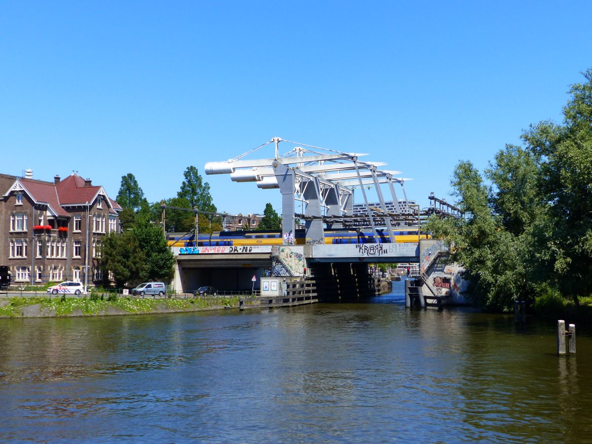 Houtmans Eisenbahnbrcke ber den Westerkanaal, Amsterdam 28-06-2018.

Houtmanspoorbrug over het Westerkanaal, Amsterdam 28-06-2018.