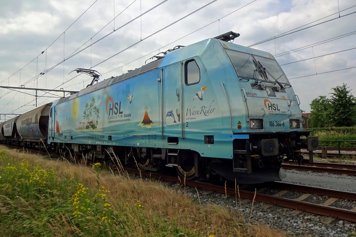 HSL 186 364 'Waverider' treft am 22 Juni 2021 mit ein Getreidezug in Oss ein.