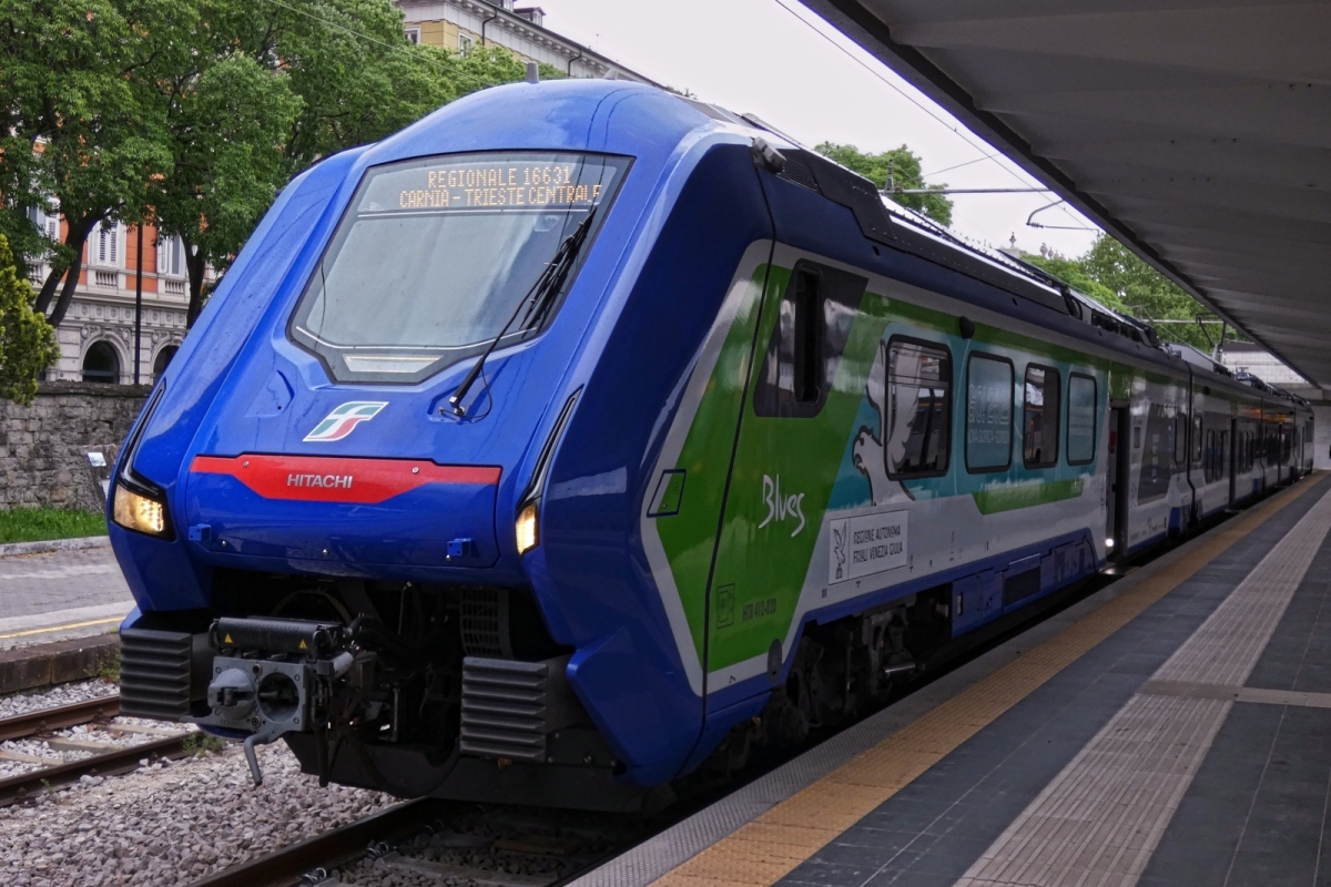 Hybrid Triebzug, HTR 412 – 020 „Blus,  ist vor kurzem in den Bahnhof von Triest eingefahren. 05.05.2025
