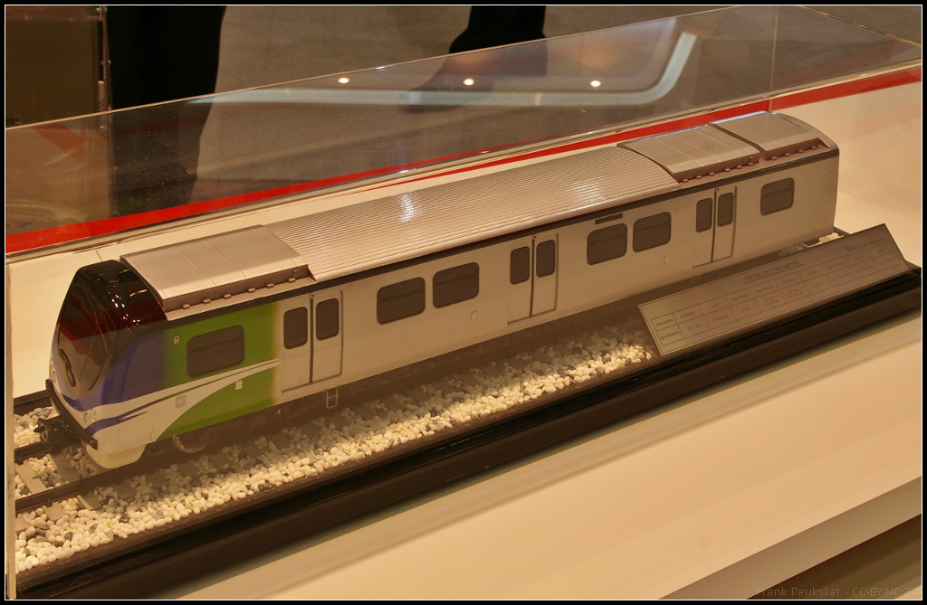 Hyundai Driverless LRV for Canada.

Bei den für SNC Lavalin Canada gelieferten 2-Wagen-Zügen handelt es sich um führerstandslose Züge, die vollautomatisch fahren. Insgesamt wurden 2005 40 Wagen bestellt, die erste Auslieferung begann 2008. Das Modell war während der InnoTrans 2014 in Berlin am Messestand von Hyundai Rotem zu sehen.

Daten: Module 2, Geschwindigkeit max 90 km/h, Spurweite 1435 mm, Spannung 750V DC, Gewicht 73.6 t, Kapazität 342 Fahrgäste.

Webseite (english): https://www.hyundai-rotem.co.kr/Eng/Business/Rail/Business_Record_View.asp?brid=64
