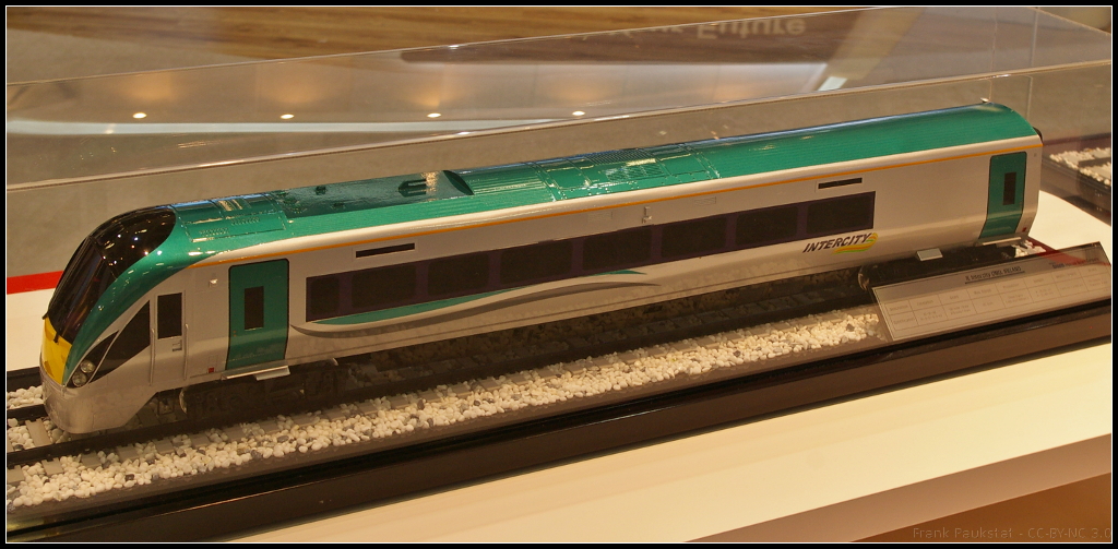 Hyundai Suburban DMU for Ireland IE.

Im Jahr 2008 begann die Auslieferung von insgesamt 234 Wagen an die Irish Rail (IE), die als 3-Wagen- oder 6-Wagen-Züge gekoppelt werden können. Das Modell war während der InnoTrans 2014 in Berlin am Messestand von Hyundai Rotem ausgestellt.

Daten: Geschwindigkeit max 161 km/h, Spurbreite 1600 mm, Gewicht (Zug) 287.5 t, Kapazität 378 Fahrgäste, Signalsysteme Alstom und Thales.

Webseite (english): https://www.hyundai-rotem.co.kr/Eng/Business/Rail/Business_Record_View.asp?brid=70
