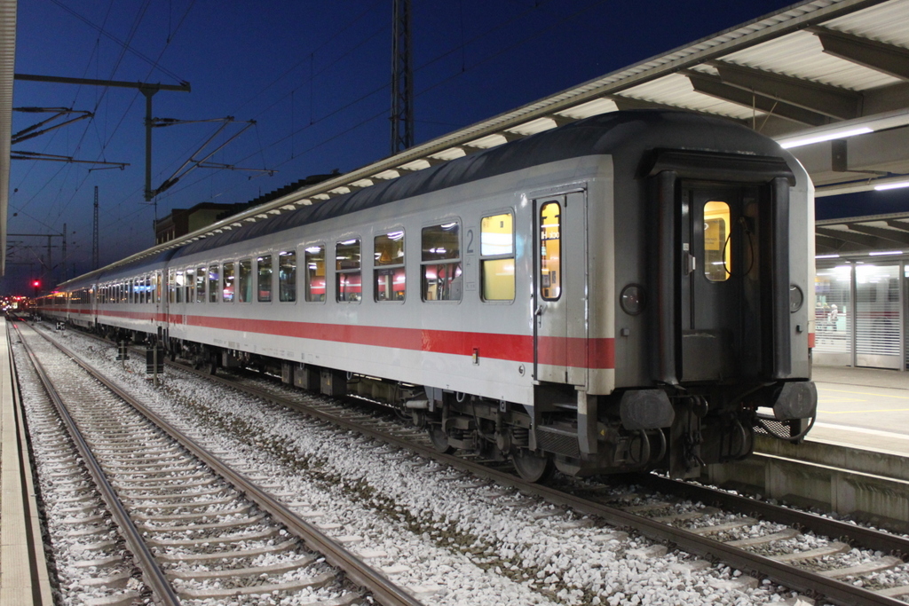 IC 2355 von Rostock Hbf nach Berlin-Südkreuz stand inklusive 2x Bimz 264.3 zur Freude des Fotografen im Rostocker Hbf.