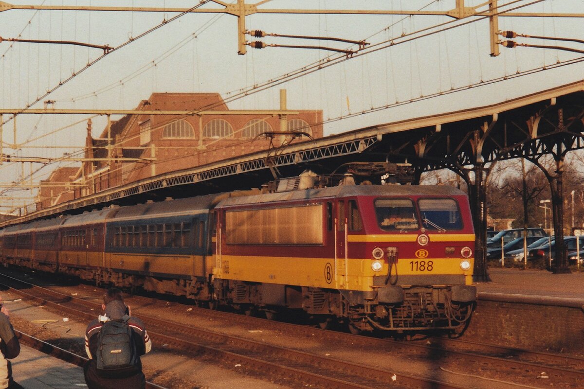 IC-Benelux steht am Abend von 5 November 2003 mit NMBS 1188 abfahrtbereit in Roosendaal. Ab 2010 wurden die 11.8 von TRAXXen ersetzt; die ICR Reisewagen blieben doch bis 15.Dezember 2024 in Dienst, werden Anfang Dezembers schon von Belgischen I-11 Reisewagen ersetzt worden. Auf die Laufe über Roosendaal ist für IC-Beneluxzüge vergangenheit.