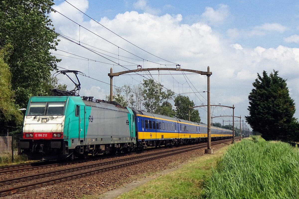 IC-Direct durcheilt Hulten mit 186 212 an der Spitze am 9 Juli 2021.