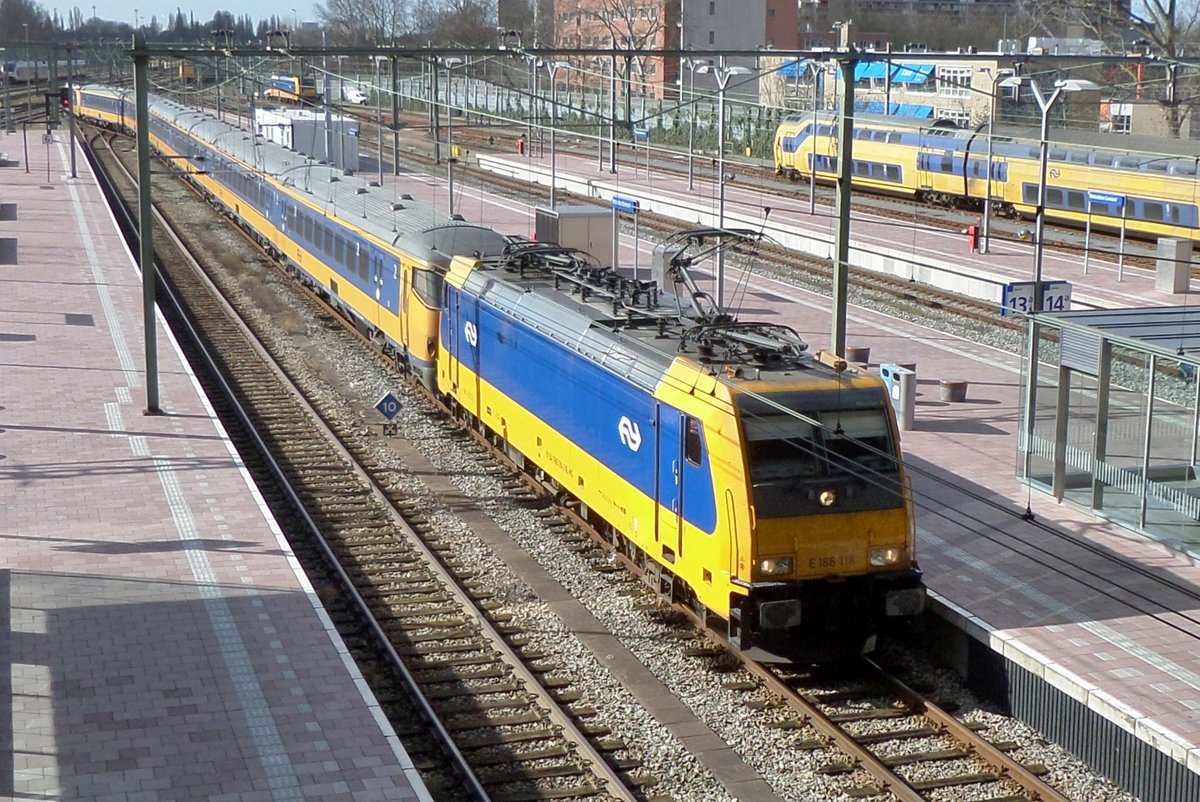 IC Direct kmit 186 118 treft am 26 März 2017 in Rotterdam centraal ein. 