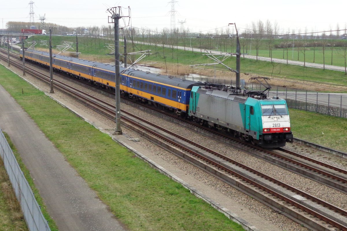 IC-Direct mit 2813 durcheilt Lage Zwaluwe am 27 März 2019.