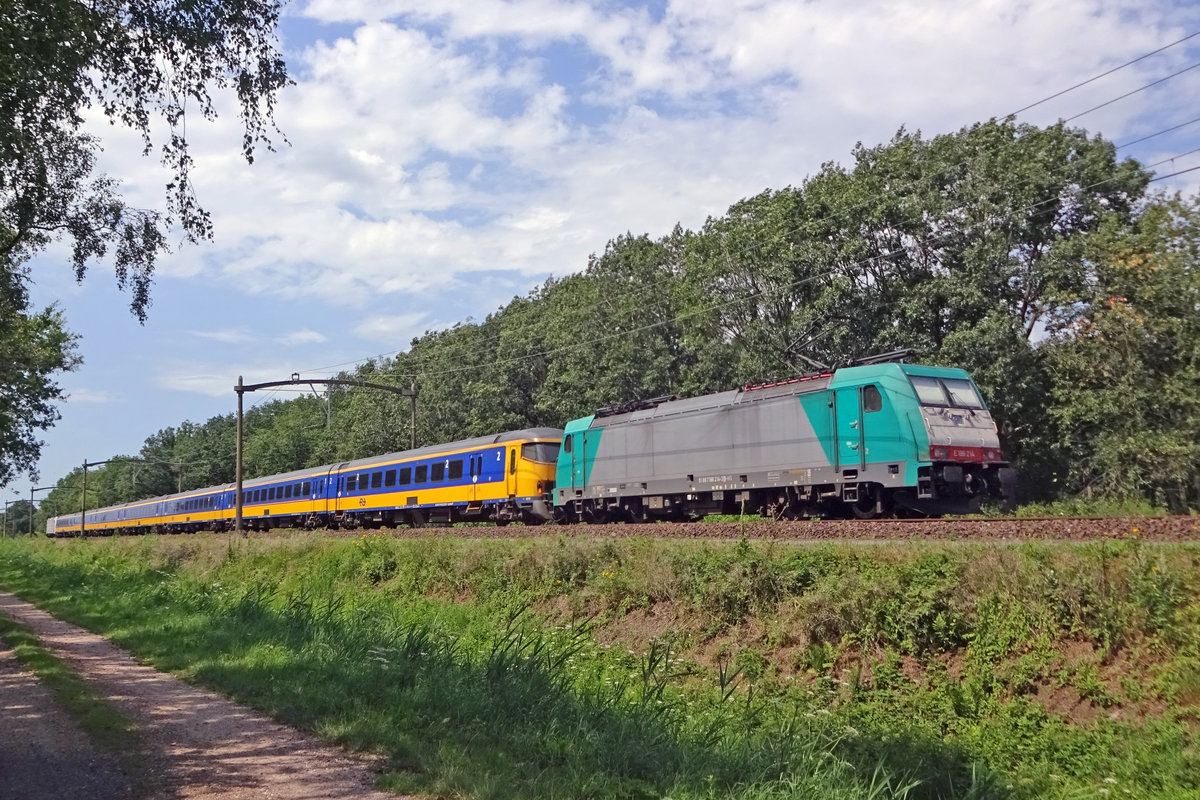 IC mit 186 214 durchfahrt Tilburg am 30 Juli 2019. 