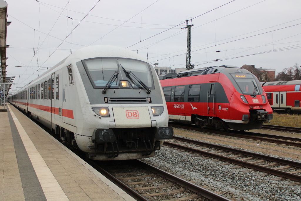 IC-Steuerwagen Bpmmbdzf als IC2213(Rostock-Stuttgart)bei der Ausfahrt im Rostocker Hbf.04.12.2020