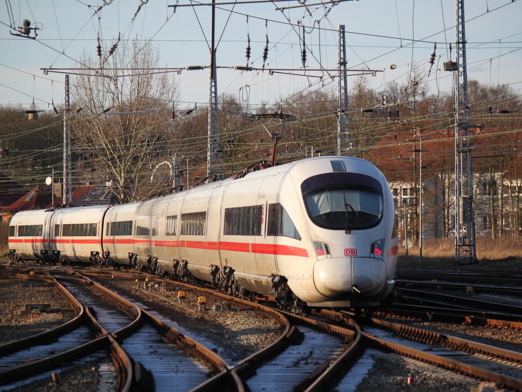 ICE 1611 von Warnem�nde nach M�nchen Hbf bei der Ausfahrt im Rostocker Hbf gen Warnem�nde.28.12.2014