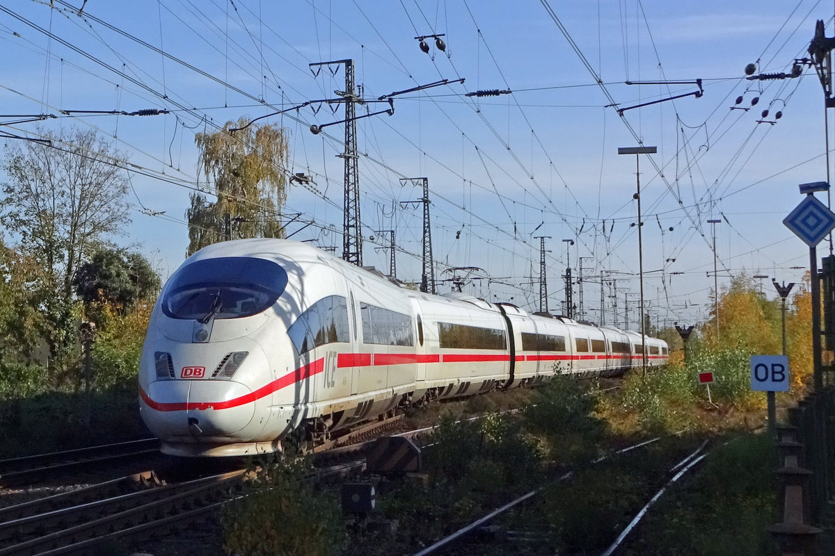 ICE 406 054 dönert durch Emmerich am 8 November 2019.