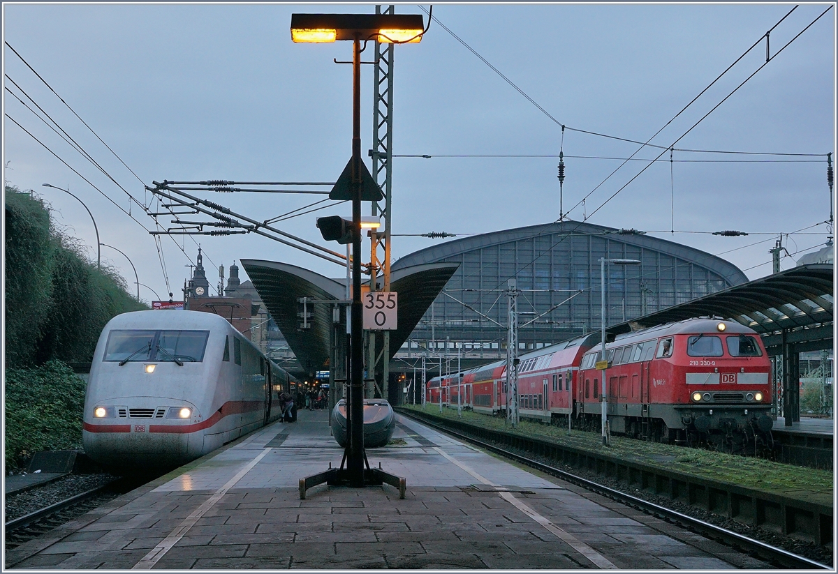 ICE nach Zürich bzw. Rastatt und die V 218 330-8 mit einen RE nach Puttgarten. 
1. Okt. 2017