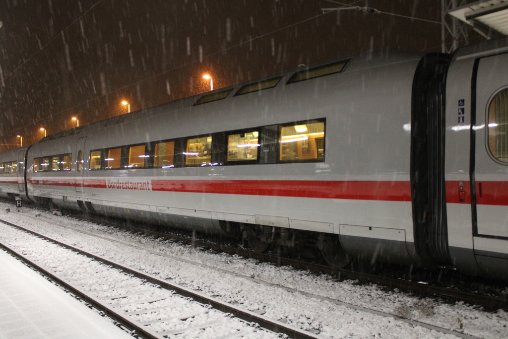 ICE-Speisewagen WRmz 93 80 5 804 053-7 am Abend des 10.12.2021 im Rostocker Hbf.