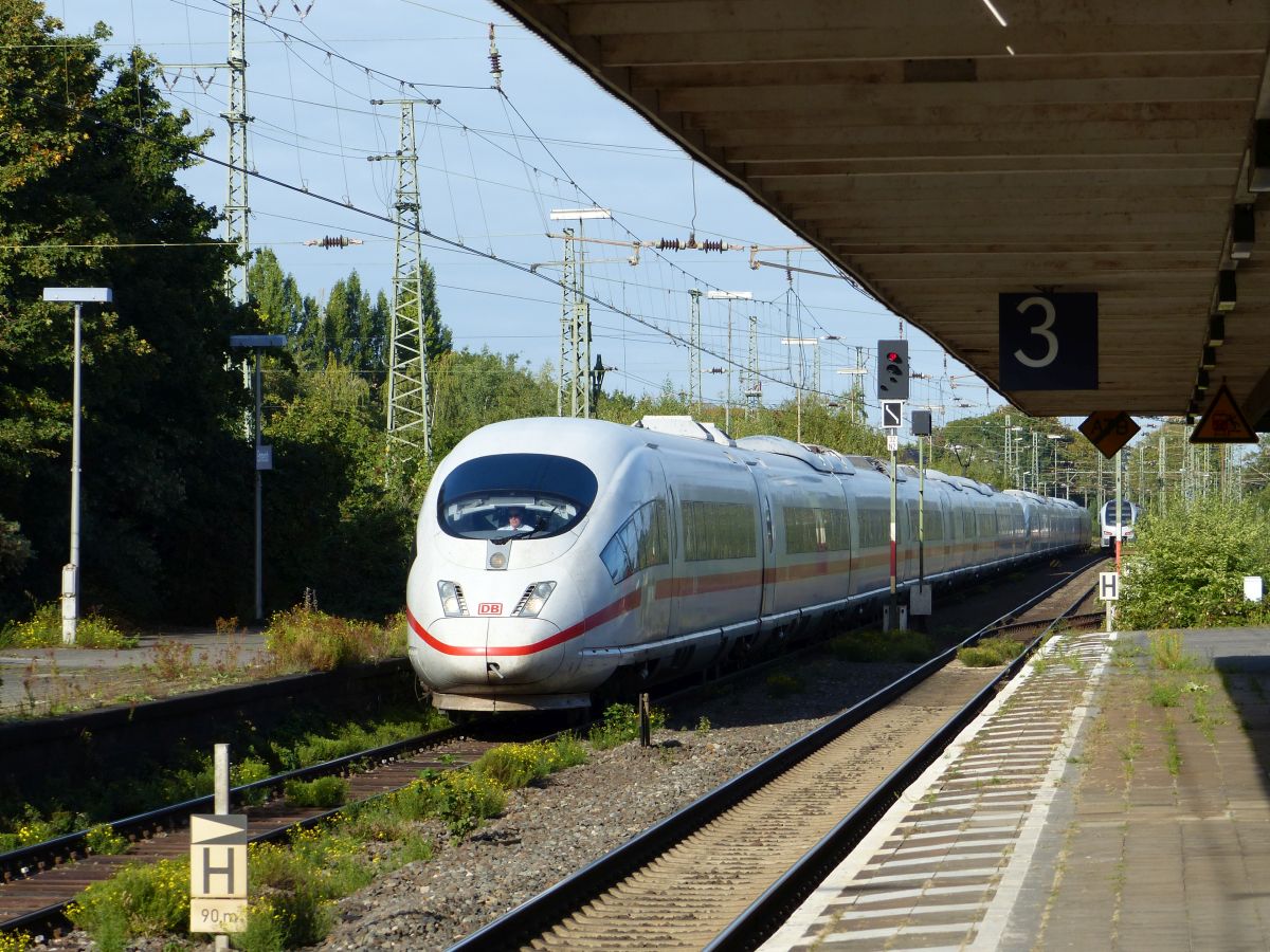 ICE triebzge 2 durchfahrt Gleis 2 Emmerich am Rhein 19-09-2019.

ICE treinstellen doorkomst spoor 2 Emmerich am Rhein 19-09-2019.