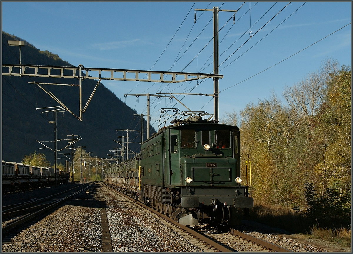 Ich traute meinen Augen nicht: Eine Ae 4/7 mit einem Gterzug?
Das Ae 6/6 raaktiviert wernden, wusste ich, aber Ae 4/7 - SBB Cargo muss ja sehr gut laufen.
Die Ae 4/7 10997 in Raron, am 7. Nov. 2013