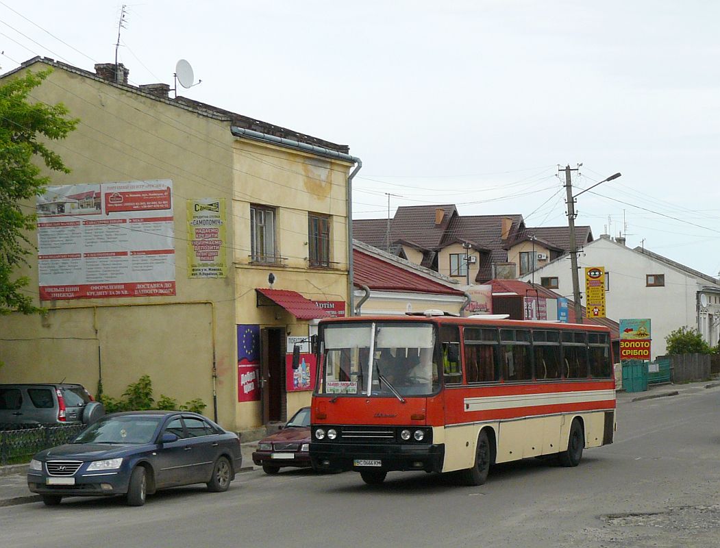 Ikarus Bus Busbahnhof Zhovkva, Ukraine 10-06-2013.

Ikarus bus autobusstation Zhovkva, Oekrane 10-06-2013.