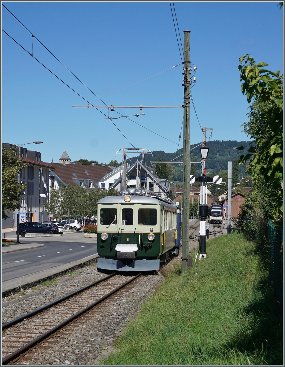  Il était une fois... les années 40 / Es war einmal: die 40er Jahre  - Der GFM Historique Ce 4/4 131 (Baujahr 1943) Fährt an der Fahrt zeigenden Hippschene Wendescheibe in Blonay vorbei. Der Triebwagen ist der Fahrt von Blonay nach Chaulin. 

11. Sept. 2022 