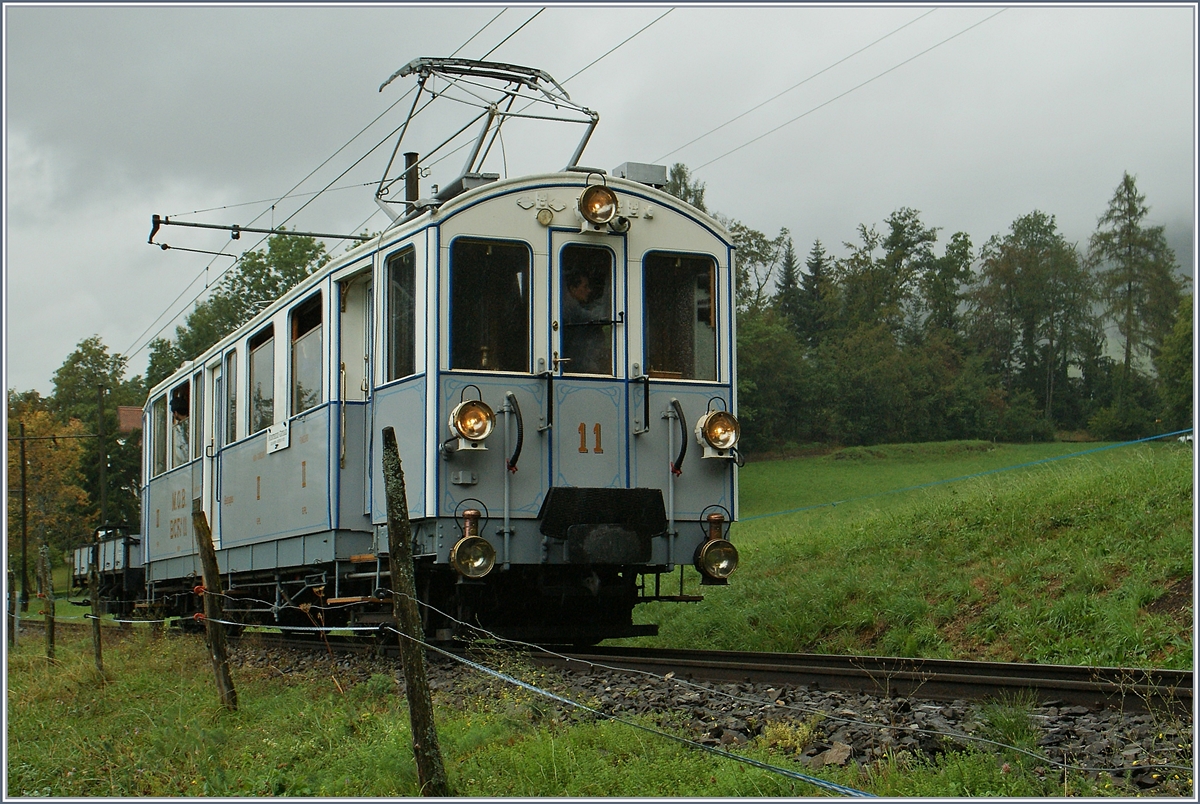  Il y a 50 ans... Le Blonay-Chamby  (50 Jahre Blonay Chamby Museumsbahn) - dazu gab es eine passende Fahrzeugparade mit Rollmaterial der Region: Ein Bijoux: der MOB Triebwagen N 11! 
Bei Chaulin, den 17. Sept. 2016