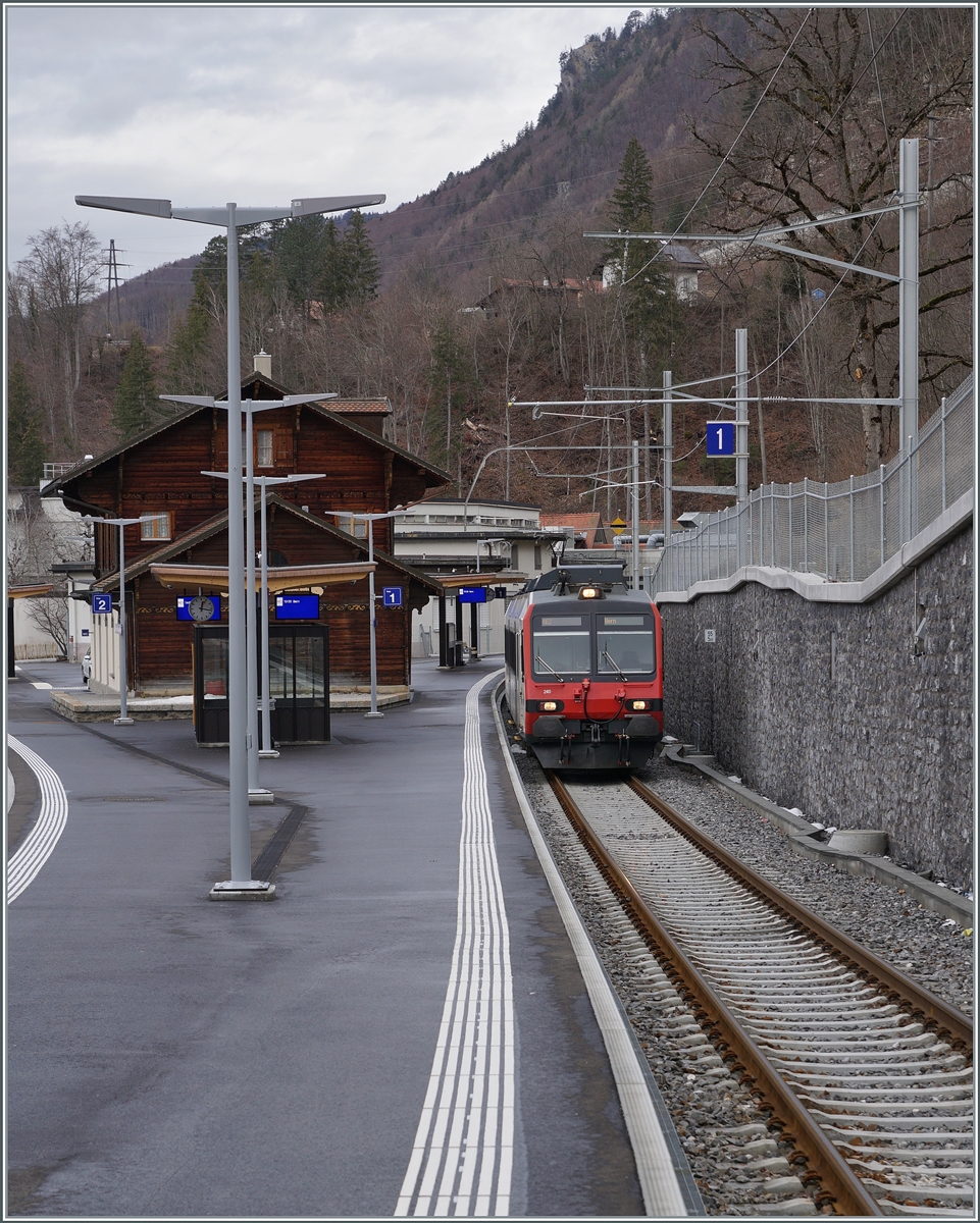 Im Bahnhof von Broc Chocolaterie wartet der RE 3919 auf die Abfahret nach Bern. Der Zug ist wie folgt zusammengesetzt: ABT NPZ DO 50 85 39-43 863-2 CH-TPF, B NPZ DO 50 85 29-43 122-5 CH-TPF und dem schiebenden RBDe 560 DO 94 85 7 560 240-4 CH-TPF.

24. Januar 2024