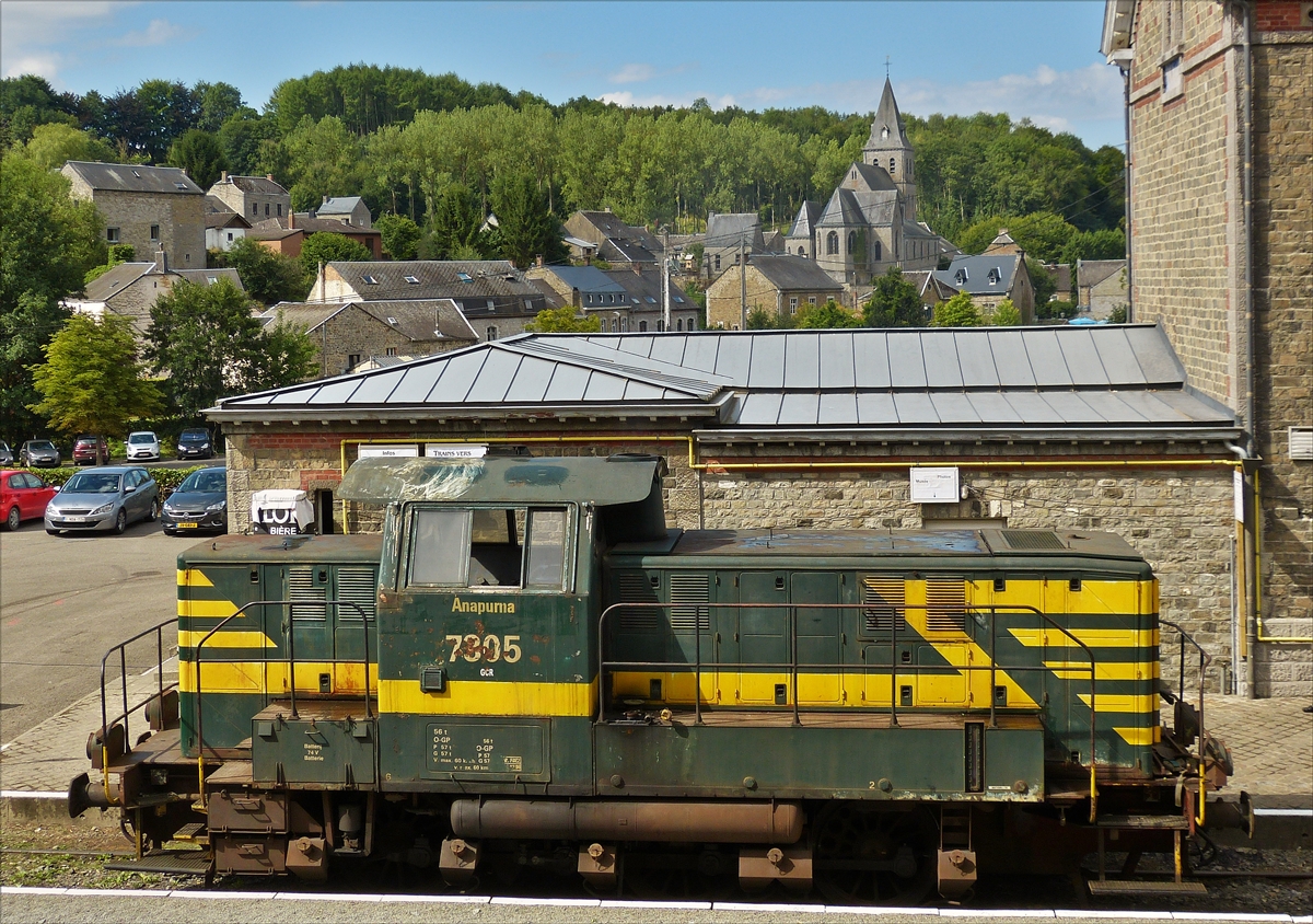 Im Bahnhof von Spontin wartet Diesellok 7305 darauf den vorrausgefahrenden Züge zu folgen und diese aneinander gekuppelten wieder an den Ausgangspunkt der Fotostrecke zu ziehen.  14.08.2017