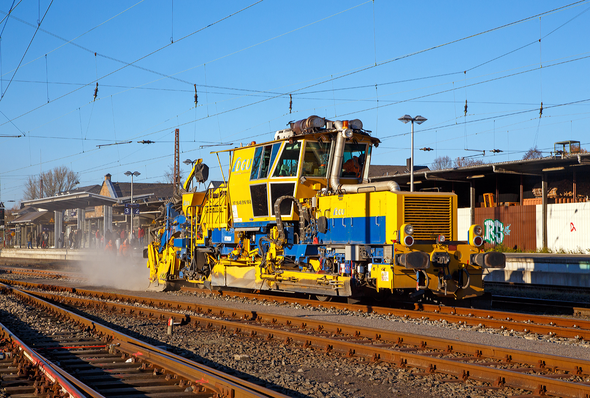 
Im Einsatz die Plasser & Theurer Schnellschotterplaniermaschine SSP 110 SW (Schweres Nebenfahrzeug Nr. 97 16 46 516 18-9; EBA 04 B09 B017) der DGU - Deutsche Gleisbau-Union am 17.11.2018 beim Bahnhof Kreuztal.

Der Schotterpflug wurde 2007 von Plasser & Theurer unter der Masch. Nr. 840 gebaut.

TECHNISCHE DATEN der SSP 110 SW:
Spurweite: 1.435 mm
Eigengewicht: 44 t
zul. Anhängelast: 40 t
Länge über Puffer: 17.230 mm
Achsabstand: 8.100 mm
Achsanzahl: 2 (große Räder)
Motorleistung: 400 kW
Höchstgeschwindigkeit: 100 km/h
Kleinster befahrbarer Radius: 120 m
zul. Streckenklasse: D4 oder höher
Zur Mitfahrt zugel. Personen: 3
