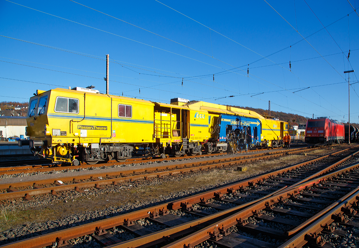 
Im Einsatz die Plasser & Theurer Universalstopfmaschine Unimat 09-475/4S (Schweres Nebenfahrzeug Nr. D-DGU 99 80 9424 001-2; EBA 08 D04 A005) der DGU - Deutsche Gleisbau Union (Koblenz) am 17.11.2018 beim Bahnhof Kreuztal.

Der UNIMAT 09-475/4S wurde 2011 von Plasser & Theurer unter der Masch. Nr. 1358 gebaut.

TECHNISCHE DATEN der Unimat 09-475/4S:
Spurweite: 1.435 mm
Lnge ber Puffer: 31.540 mm
Drehzapfenabstnde: 6.400 mm / 3.500 mm / 14.000 mm
Achsabstnde im Drehgestell: 1.800 mm
Lauf- und Triebraddurchmesser: 920 mm (neu)
Anzahl der Achsen: 8
Gesamtwicht: 122,6 t
Anhngelast: 50 t
Hchstgeschwindigkeit: 100 km/h
kleinster befahrbarer Radius: R 150
zul. Streckenklasse: D4 und hher
zur Mitfahrt zugelassene Personen: 5