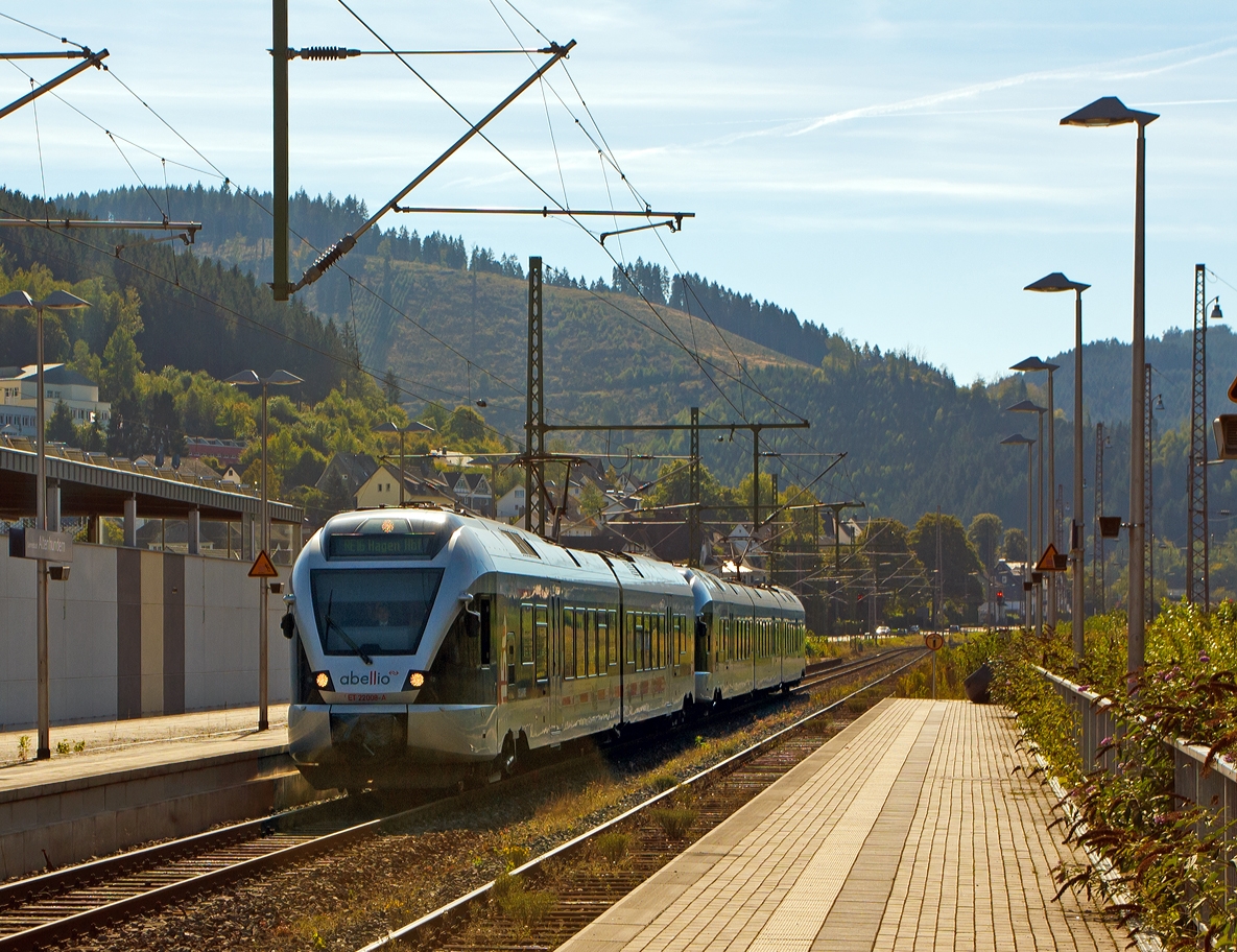 Im Gegenlicht kommt der Ruhr-Sieg-Express aus Richtung Siegen....

Der ET 22008 (2-teiliger Stadler Flirt) gekuppelt mit ET 23001 (3-teiliger Stadler Flirt) der Abellio Rail NRW, fhrt am 29.09.2013 in Bahnhof (Lennestadt-) Altenhundem ein. 

Er fhrt als RE 16 (Ruhr-Sieg-Express) die Verbindung Siegen - Hagen auf der Ruhr-Sieg-Strecke (KBS 440).
