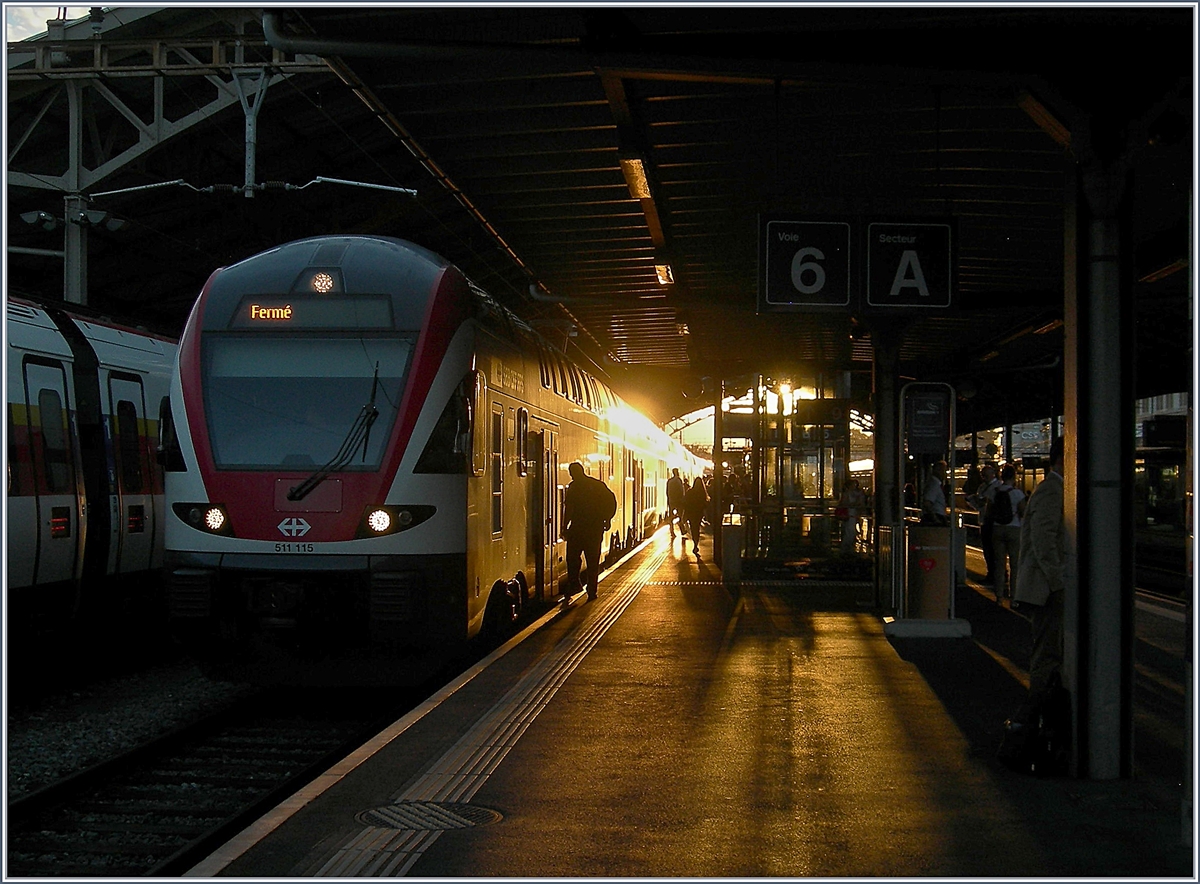 Im Gegenlicht der untergehendne Sonne ist der RABe 511 115 in Lausanne eingetroffen.
22. Aug. 2017