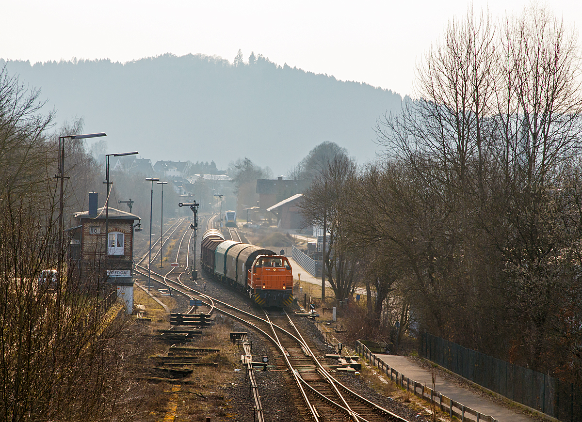 
Im Gegenlicht....
Die Lok 44 ( 92 80 1 271 004-4 D-KSW) der KSW (Kreisbahn Siegen-Wittgenstein), eine MaK G 1000 BB, kommt mit einem Coil-Güterzug am 16.03.2015 aus Betzdorf über KBS 462 (Hellertalbahn) in Herdorf an. 
Hinten am Bahnhof hält gerade ein GTW 2/6 der Hellertalbahn weiter in Richtung Betzdorf.