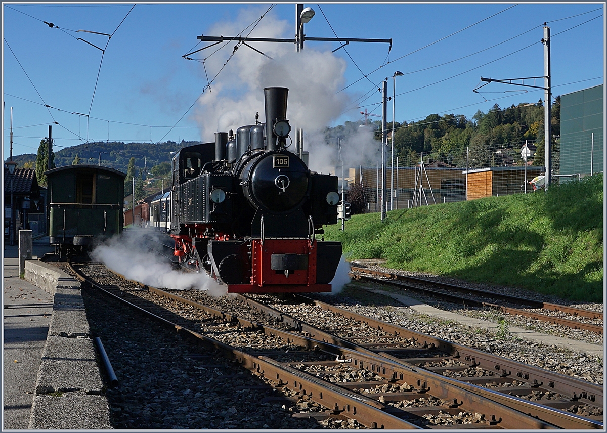 Im Herbstlicht dampft die G 2x2/2 105 bei ihrem Manöver im Bahnhof von Blonay. 

3. Okt. 2020