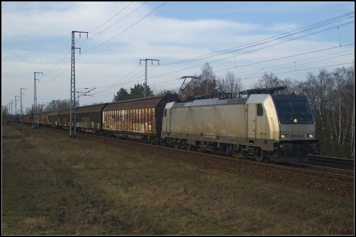 Im letzten Sonnenlicht des Tages kam die für CTL Logistics fahrende 186 264-8 mit ihrem Stückgutzug am 09.04.2018 durch die Berliner Wuhlheide gefahren.