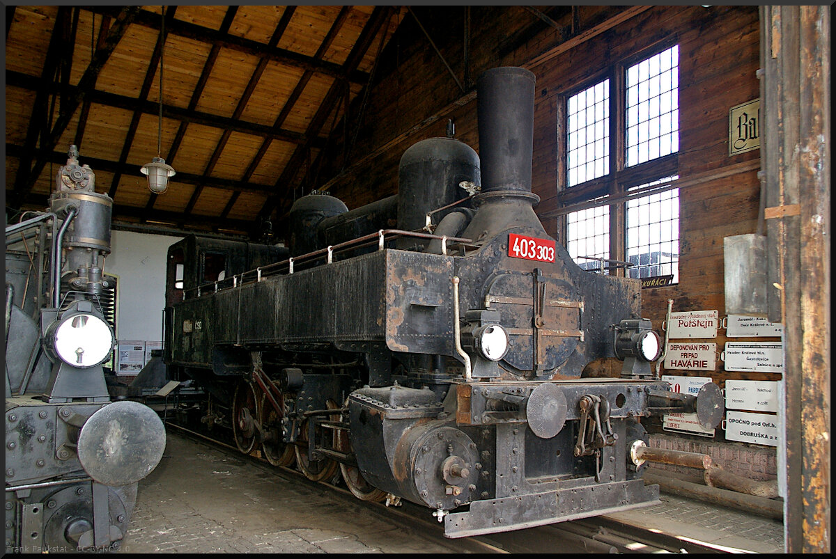 Im Lokschuppen vom Eisenbahnmuseum Jaroměř stand ČSD 403.303. Gebaut wurde die Lok 1880, der Hersteller ist leider unbekannt.

Jaroměř, 21.05.2022
