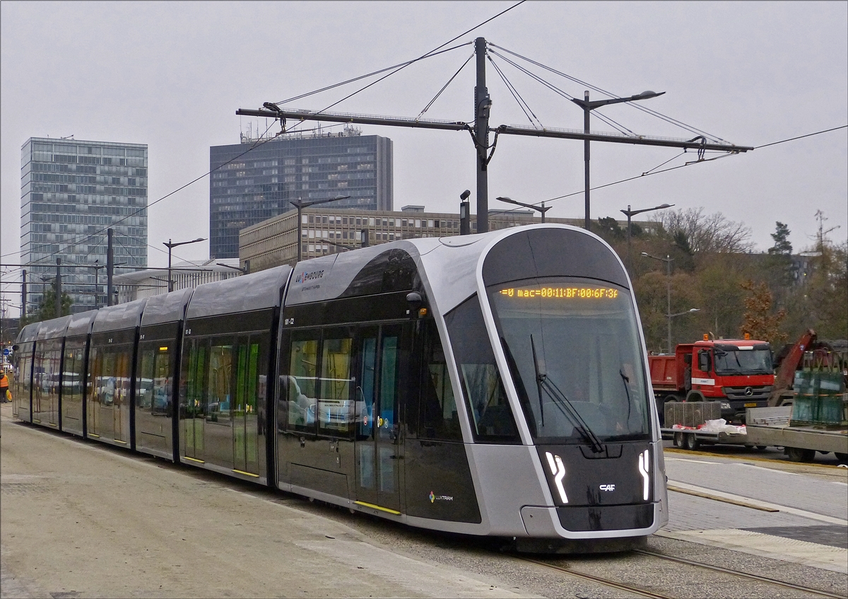 Im Moment noch im Probebetrieb, ab dem 10.12.2017 um 13 Uhr nimmt der Tram in Luxemburg den offiziellen Betrieb auf.
Mit abgesenktem Stromabnehmer wird hier nahe der Haltestelle Pfaffental – Roud Breck der Gleiswechsel im Akkumodus vollzogen.  07.12.2017  (Hans)
