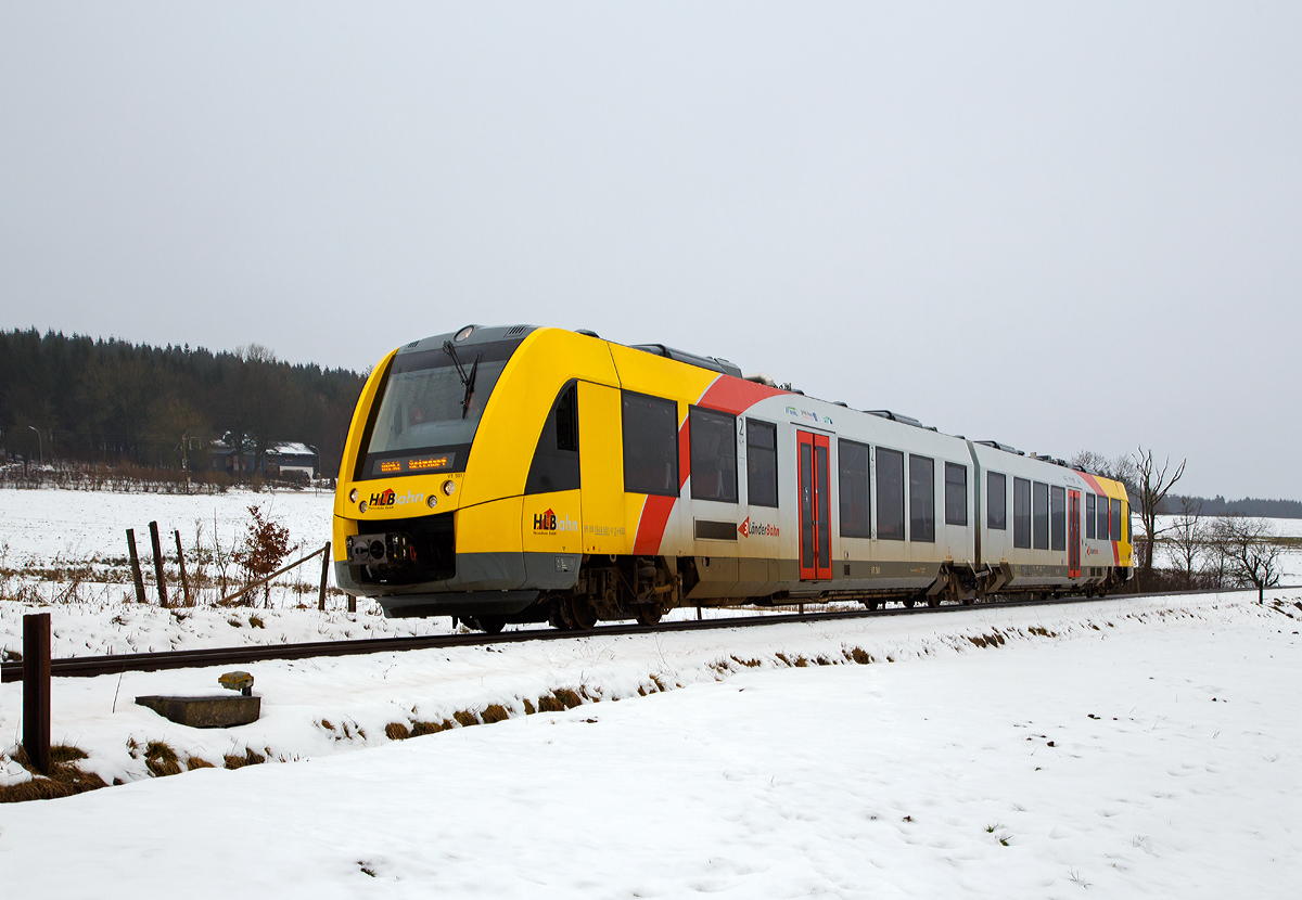 
Im Rothaargebirge ist noch etwas Winter, auch wenn hier nun etwas Nieselregen ist....

Der VT 501 (95 80 1648 101-1 D-HEB / 95 80 1648 601-0 D-HEB) ein Alstom Coradia LINT 41 der neuen Generation / neue Kopfform der HLB (Hessische Landesbahn GmbH) erreicht nun (am 24.01.2016) bald, als RB 93  Rothaarbahn  (Bad Berleburg - Kreuztal - Siegen - Betzdorf), den Haltepunkt Ltzel (Hilchenbach-Ltzel).
