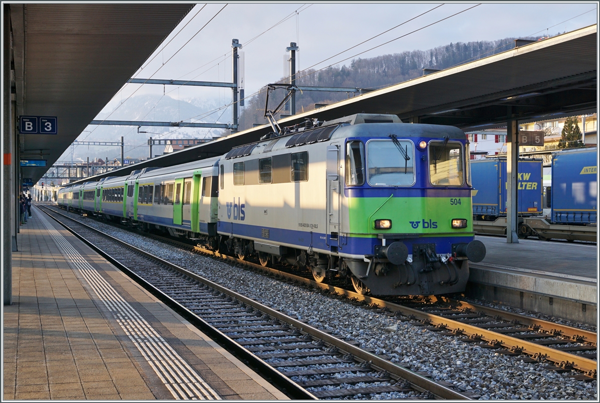 Im sanften Morgenlicht der ersten Sonnenstrahlen dieses Tages zeigt sich die augenscheinlich sehr gut gepflegte BLS Re 4/4 II mit ihrem EW III Wagenpark, auf die Abfahrt nach Zweisimmen wartend in Spiez.

14. April 2021