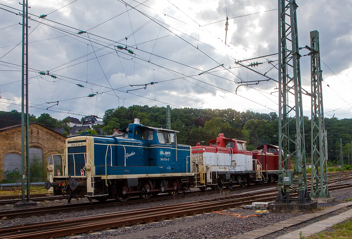 Im schlepp der 211 041-9 der NeSa (Eisenbahn-Betriebsgesellschaft Neckar-Schwarzwald-Alb mbH, Rottweil), ex DB V 100 1041, durch den Bahnhof Betzdorf (Sieg) in Richtung Köln am 25.06.2022, zwei V60 der leichten Ausführung mit Funkfernsteuerung (BR 364) der ELBA Logistik GmbH (Backnang).

Vorne die rot-weiße 364 847-4, Lebenslauf siehe vorheriges Bild.

Am Schuß die 364 514-0  Günther“ (98 80 3364 514-0 D-ELBA) sie wurde 1959 von der Friedrich Krupp AG in Essen unter der Fabriknummer 3937 gebaut und als DB V 60 514 an die Deutsche Bundesbahn geliefert. 1968 erfolgte die Umzeichnung in DB 260 514-5, Zum 01.10.1987 wurde sie, wie alle V60, zur Kleinlok und somit zur DB 360 514-4. Im Jahr 1995 erfolgte der Umbau bzw. die Ausrüstung mit Funkfernsteuerung und sie wurde dadurch zur DB 364 514-0. Die Ausmusterung bei der DB erfolgte 2004 und sie wurde an die „Die Bahnmeisterei“ in Dörzbach verkauft, 2012 ging sie an die ELBA Logistik GmbH in Backnang.
