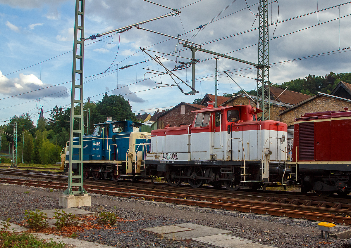 Im schlepp der 211 041-9 der NeSa (Eisenbahn-Betriebsgesellschaft Neckar-Schwarzwald-Alb mbH, Rottweil), ex DB V 100 1041, durch den Bahnhof Betzdorf (Sieg) in Richtung Köln am 25.06.2022, zwei V60 der leichten Ausführung mit Funkfernsteuerung (BR 364) der ELBA Logistik GmbH (Backnang).

Vorne die rot-weiße 364 847-4 (98 80 3364 847-4 D-ELBA), sie wurde 1959 von Krauss-Maffei in München-Allach unter der Fabriknummer 18609 gebaut und als DB V 60 847 an die Deutsche Bundesbahn geliefert. 1968 erfolgte die Umzeichnung in DB 260 847-9, Zum 01.10.1987 wurde sie, wie alle V60, zur Kleinlok und somit zur DB 360 847-8. Im Jahr 1991 erfolgte der Umbau bzw. die Ausrüstung mit Funkfernsteuerung und sie wurde dadurch zur DB 364 847-4. Die Ausmusterung bei der DB erfolgte 2007 und sie wurde 2008 an die Johann Walthelm GmbH in Eisenach verkauft, wo sie als 364 847-4 „Johanna 01“ (98 80 3364 847-4 D-JW) fuhr, nach Insolvenz ging sie 2013 kurz an die Backerbau GmbH und 2014 an die ELBA Logistik GmbH in Backnang.

Dahinter in ozeanblau/beige die 364 514-0  Günther“, Lebenslauf siehe nächstes Bild.
