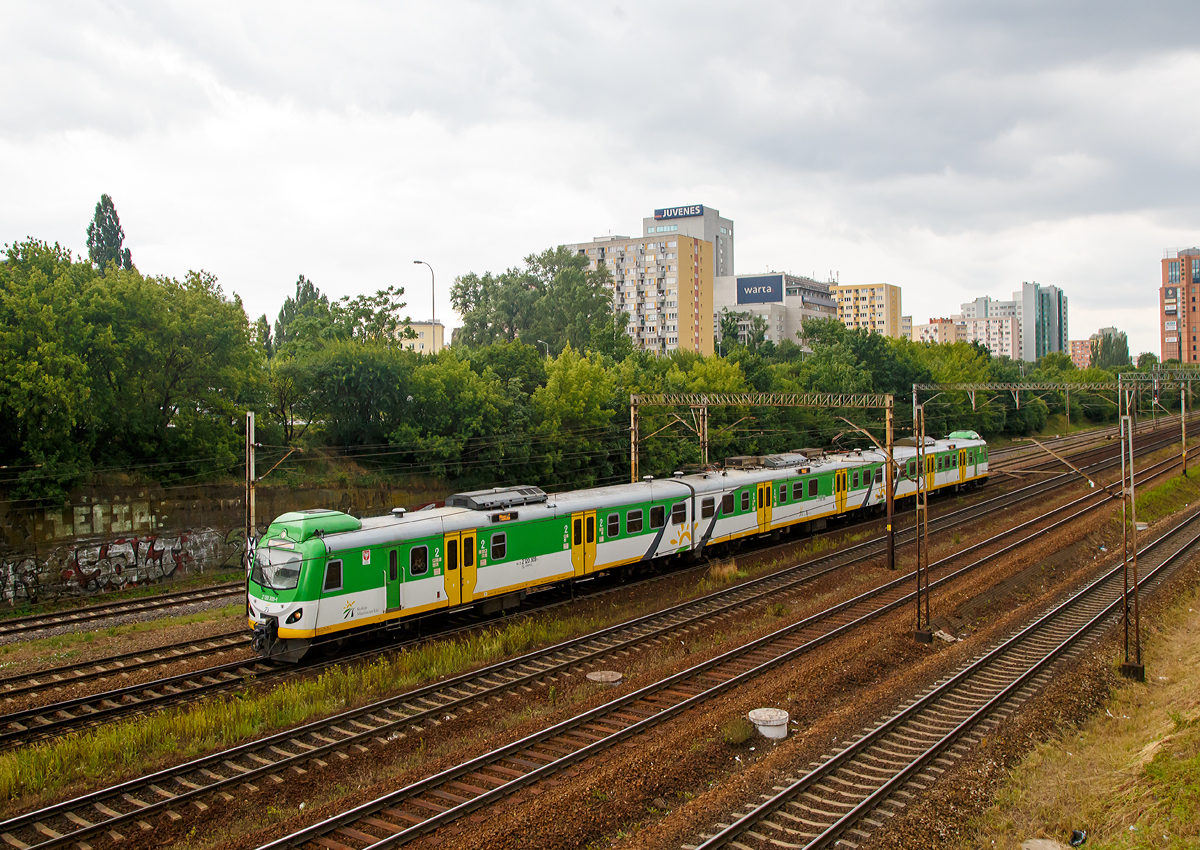 
Im Vergleich die Modernisierungsvariante EN57-AKM....
Der EN57AL - 1604 (94 51 2 120 309-1 PL -KMKOL) der Koleje Mazowieckie (Masowische Eisenbahnen), erreicht am 26.06.2017 bald als Regionalzug den Bahnhof Warszawa Ochota. Dieser EN57 (Pafawag vom Typ 5B/6B) wurde zwischen 2013 und 2014 von Newag und ZNTK MM modernisiert.