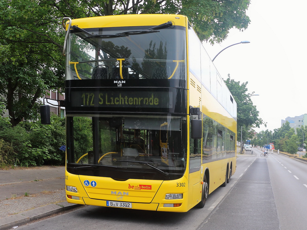 In Berlin Rudow an der Endhaltestelle steht MAN Lion's City DD der BVG der Linie 172 am 02. Juli 2021. 