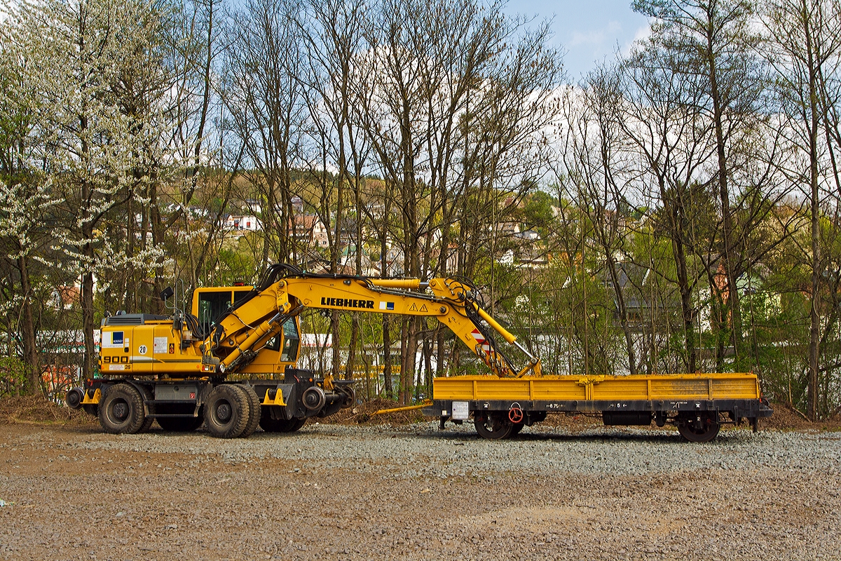 
In Betzdorf/Sieg am 12.04.2014 abgestellt: 
Der Liebherr A 900 C ZW Li / 1031 Zweiwegebagger (Nr. 26) mit Vier-Punkt-Absttzung und der Gleiskraftwagenanhnger Kla 003, beide von der Hering Bau GmbH und Co. KG aus Burbach-Holzhausen.  

Der Zweiwegebagger hat die Kleinwagen-Nr. 97 51 04 511 60-8), er hat ein Eigengewicht von 22,5 t, eine Anhngelast von 120 t und eine Hchstgeschwindigkeit von 20 km/h (in Weichen und Kreuzungen beschrnkt auf 10 km/h), er hat eine Kfz -Bremse und eine Waggonbremsanlage. 

Der Gleiskraftwagenanhnger Kla 003 hat die Kleinwagen-Nr. 03 0690 5, der Anhnger wurde 1977 vom  AW Bremen unter der Fabriknummer 065 gebaut. 
Technische Daten von dem Kla 003: 
Spurweite: 1.435 mm 
Lnge ber Kupplung: 6.700 mm 
Achsabstand: 5.000 mm 
Eigengewicht: 4.200 kg 
Nutzlast: 10.000 kg 
Anhngelast: 32.000 kg 
Hchstgeschwindigkeit: 70 km/h 
Bremse: WA Di 
